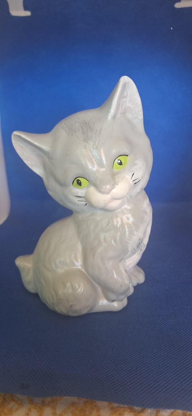 Ceramic light gray cat figurine 6”- w/ green eyes & pink nose- excellent